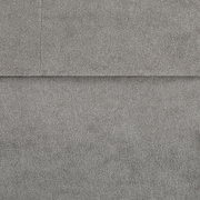 Nahaufnahme einer grauen Hockerbank mit Stauraum, Textur des Stoffes sichtbar.