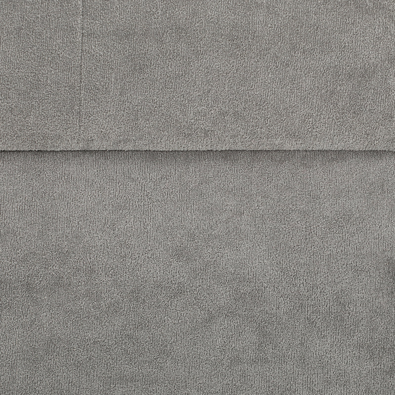 Nahaufnahme einer grauen Hockerbank mit Stauraum, Textur des Stoffes sichtbar.