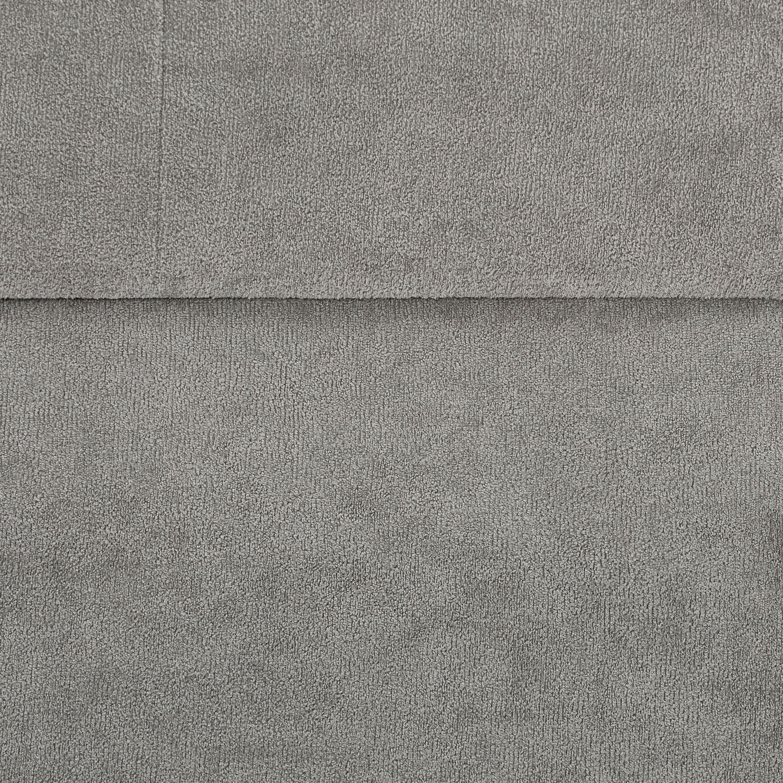 Nahaufnahme einer grauen Hockerbank mit Stauraum, Textur des Stoffes sichtbar.