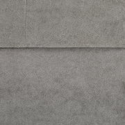Nahaufnahme einer grauen Hockerbank mit Stauraum, Textur des Stoffes sichtbar.