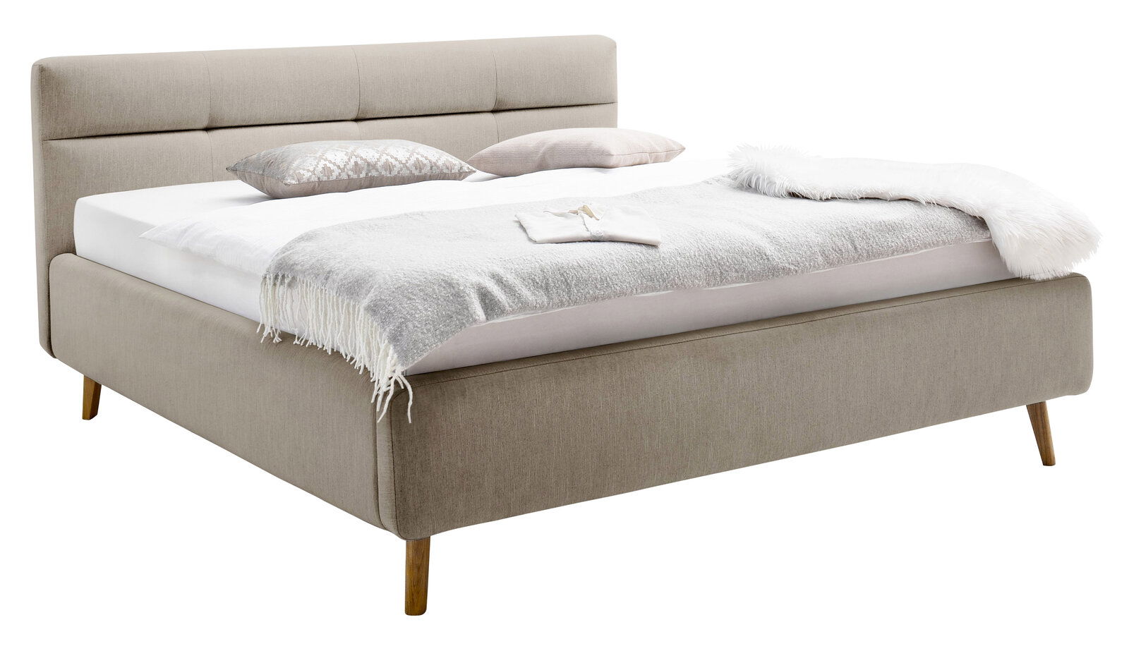 Beige Polsterbett mit Kopfteil, seitliche Perspektive, dekoriert mit Kissen und Decke.