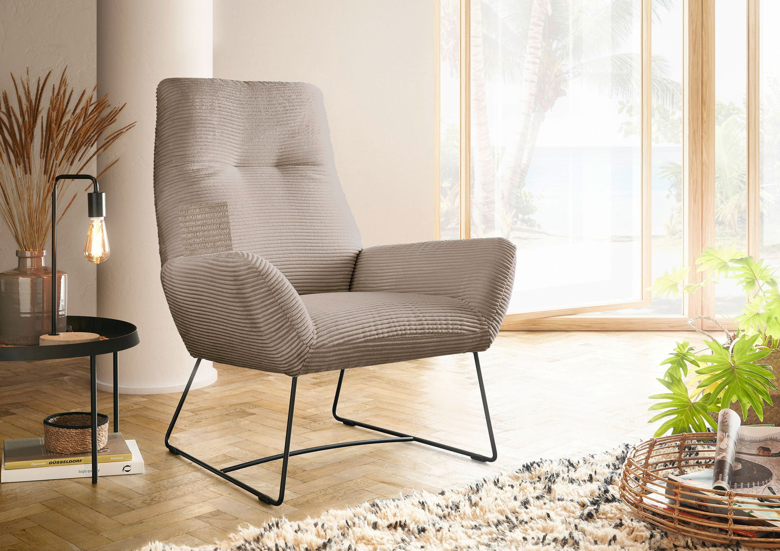 Lounge Handmade Sessel LH-BEN Moderner Sessel mit geripptem Stoffbezug in einem hellen Wohnzimmer, seitliche Perspektive.