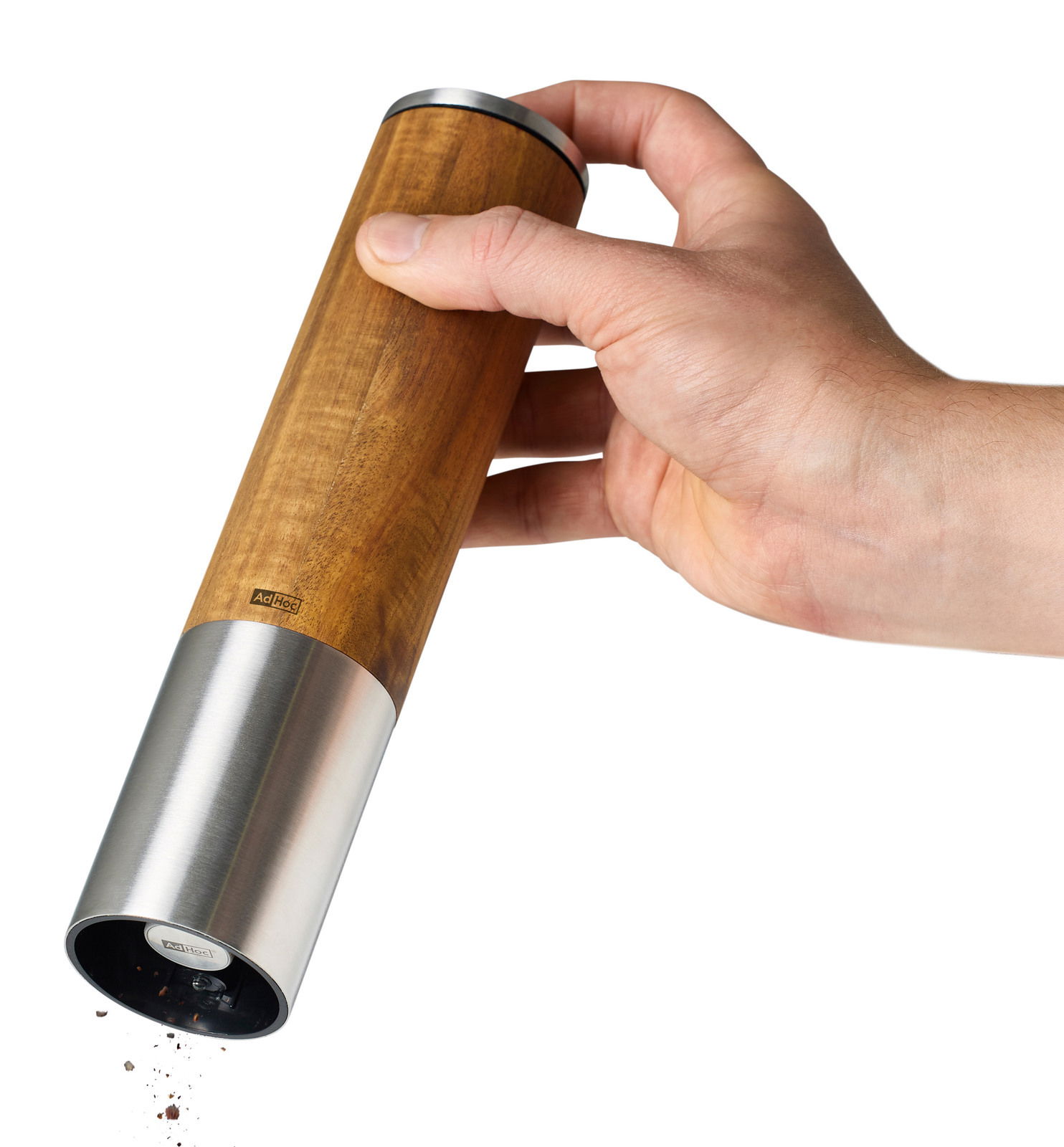 Elektrische Pfeffer- oder Salzmühle aus Holz und Edelstahl, in der Hand gehalten, mit seitlicher Perspektive.