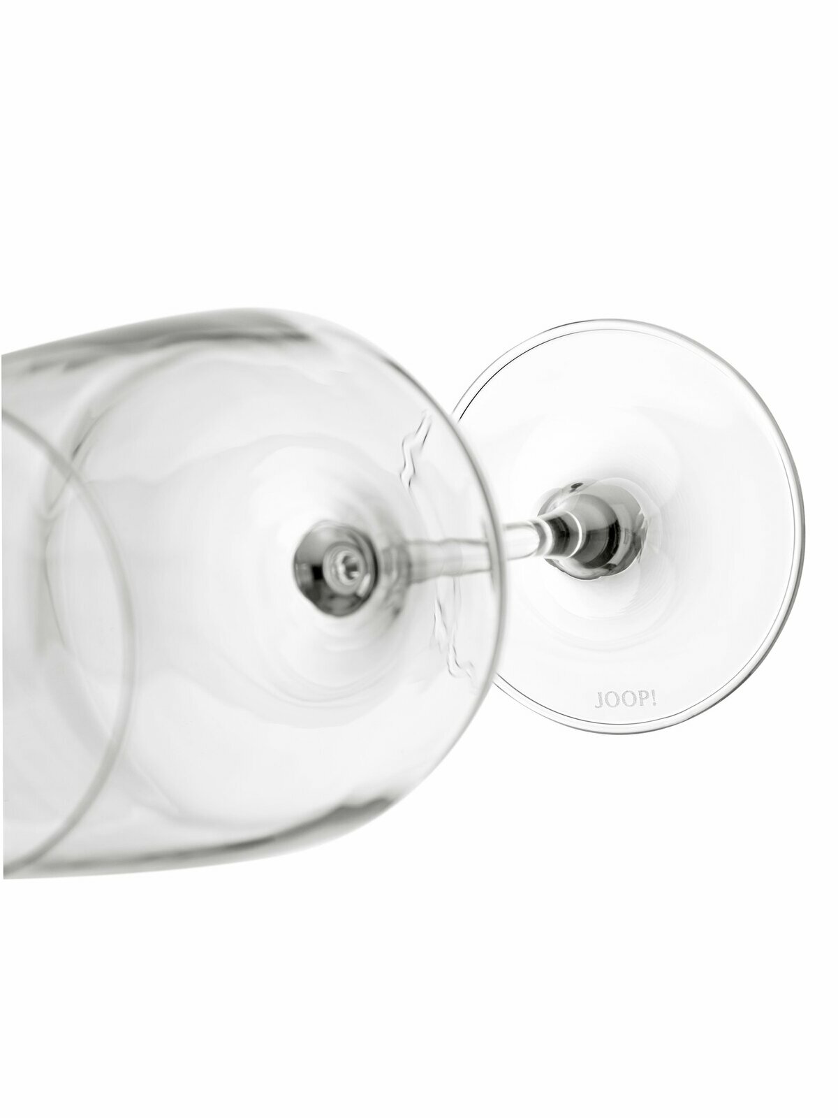 Zwei Weißweingläser in Nahaufnahme, liegend, mit Blick auf die Unterseite und den Stiel, Markenname 'JOOP!' sichtbar.