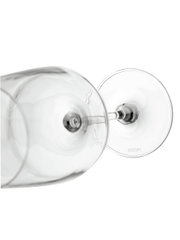 Twee glazen voor witte wijn in close-up, liggend, met een blik op de onderkant en de steel; de merknaam 'JOOP!' is zichtbaar.