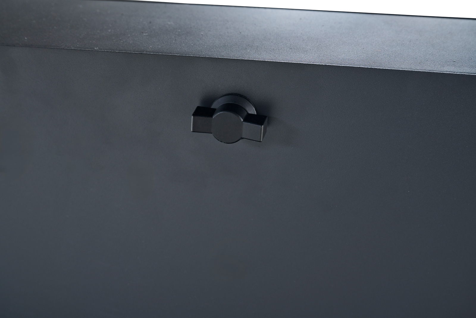 Nahaufnahme eines schwarzen Drehknopfes an einem Garten E-Lifttisch, seitliche Perspektive