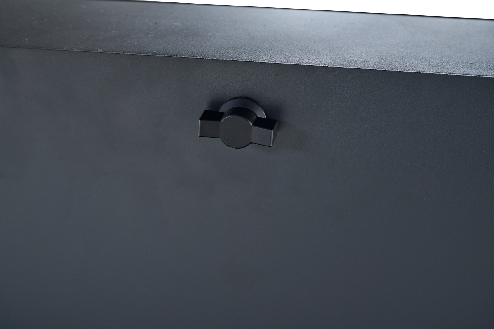 Nahaufnahme eines schwarzen Drehknopfes an einem Garten E-Lifttisch, seitliche Perspektive