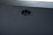 Nahaufnahme eines schwarzen Drehknopfes an einem Garten E-Lifttisch, seitliche Perspektive