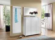 Garderoben-Set 3-tlg. in modernem Design, bestehend aus einem weißen Schrank mit drei Türen, einem Wandspiegel und einer Garderobenleiste mit Haken und Stange, seitliche Perspektive.