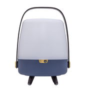 Frontansicht einer tragbaren Lampe mit Lautsprecherfunktion, weißes Oberteil und blauer Sockel, mit JBL-Logo.