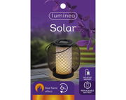 Solar Laterne aus Metall mit realistischem Flammeneffekt, seitliche Perspektive, geeignet für den Außenbereich, benötigt keinen Stromanschluss, austauschbare Batterie, leuchtet bis zu 6 Stunden.