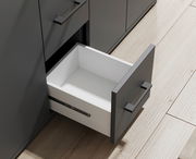 Geöffnete Schublade eines modernen, grauen Sideboards aus der Vogelperspektive.