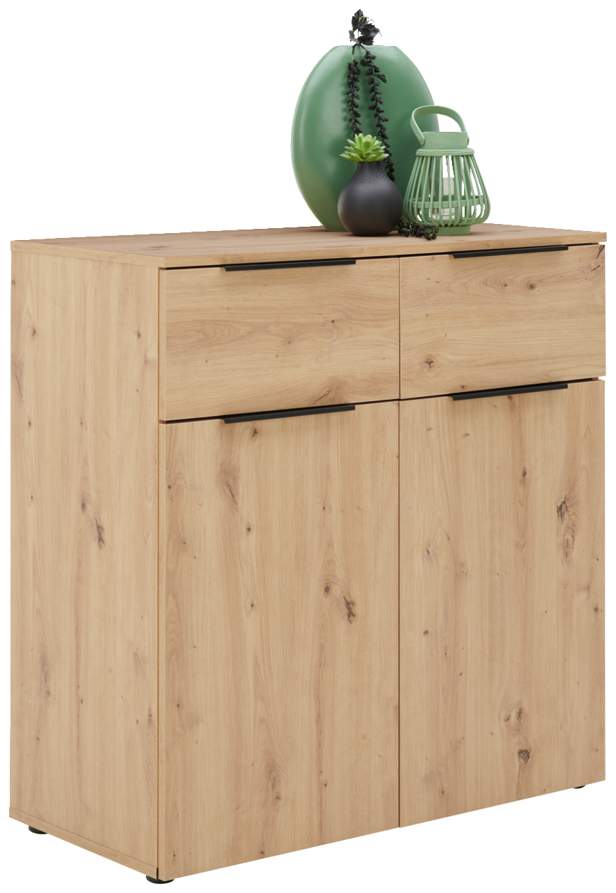 XORA Kommode KERA Holzkommode mit zwei Schubladen und zwei Türen, dekoriert mit einer grünen Vase, einer kleinen Pflanze und einer grünen Laterne, aus einer leicht seitlichen Perspektive fotografiert.