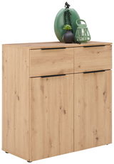 Holzkommode mit zwei Schubladen und zwei Türen, dekoriert mit einer grünen Vase, einer kleinen Pflanze und einer grünen Laterne, aus einer leicht seitlichen Perspektive fotografiert.