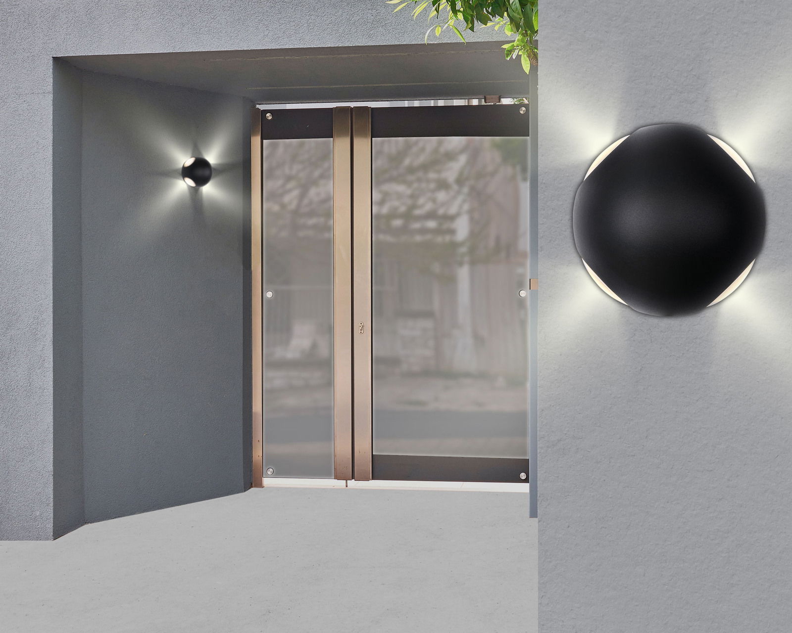 Moderne LED-Außenwandleuchte in schwarzem Design, montiert an einer grauen Wand neben einer Glastür, mit Lichtstrahlen in alle Richtungen.