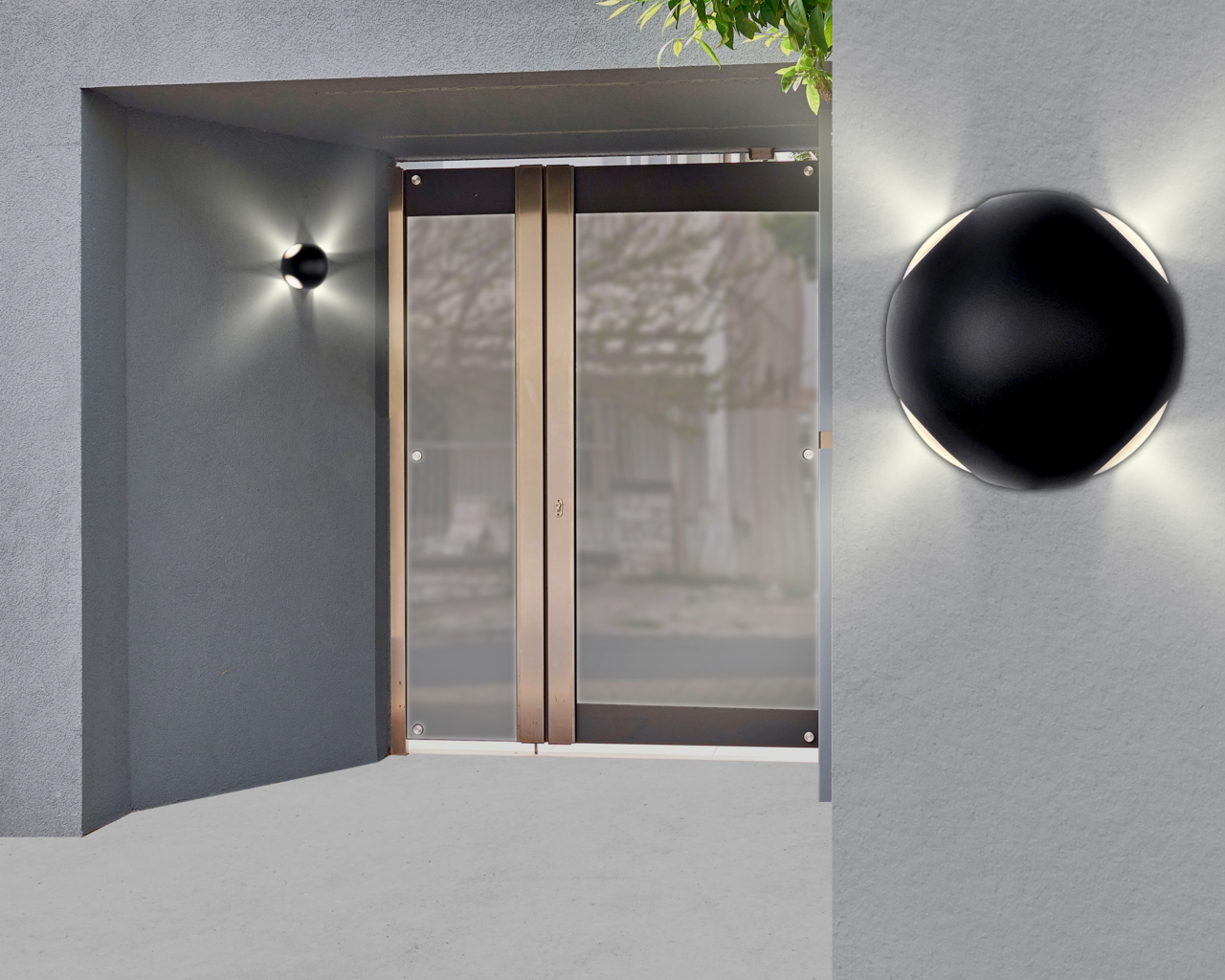 Moderne LED-Außenwandleuchte in schwarzem Design, montiert an einer grauen Wand neben einer Glastür, mit Lichtstrahlen in alle Richtungen.