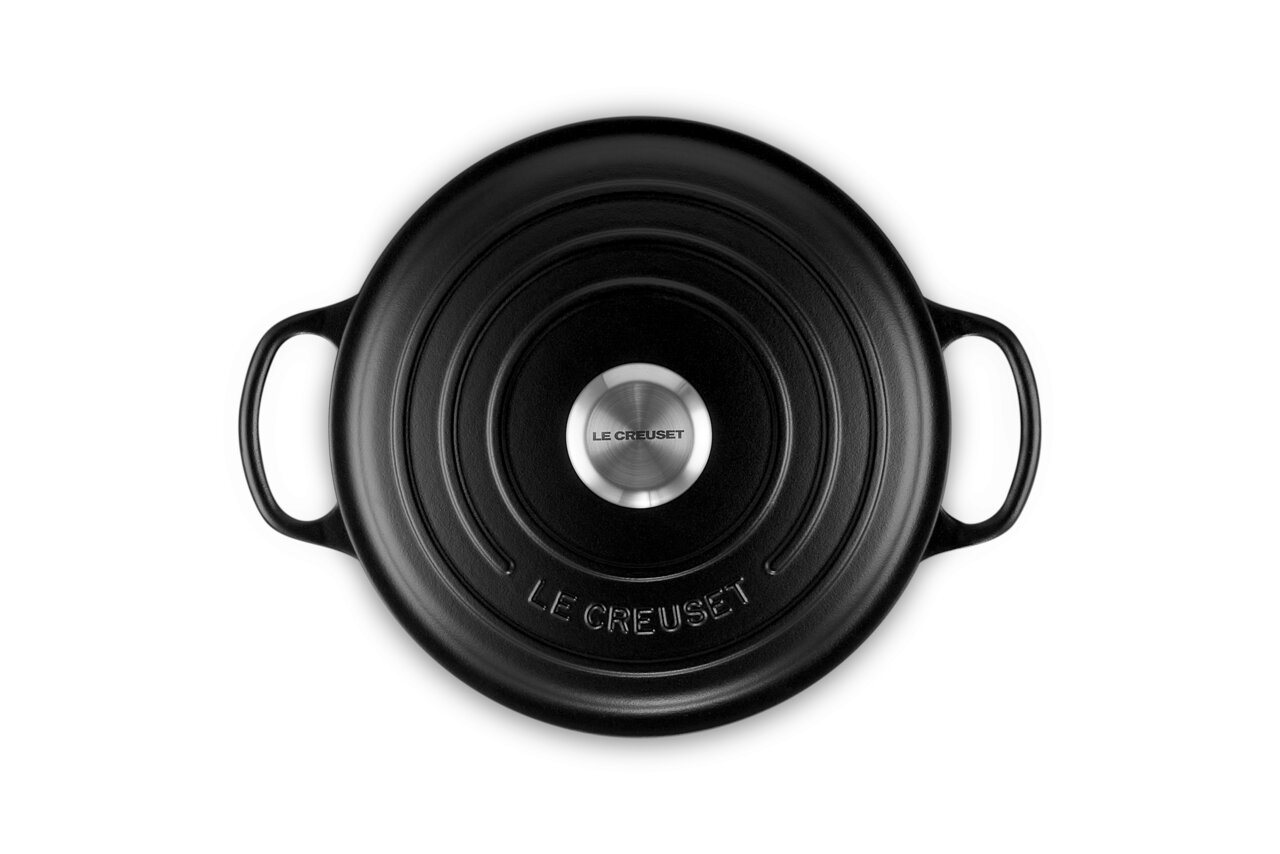 LE CREUSET Gourmet Bräter 24cm Schwarz SIGNATURE Schwarzer Gourmet-Bräter von oben mit zwei Griffen und Le Creuset-Logo auf dem Deckel.