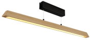 Moderne lineare LED-Pendelleuchte aus hellem Holz mit schwarzem Deckenbaldachin und warmweißem Licht, schräg von unten im 3/4-Winkel freigestellt auf weißem Hintergrund