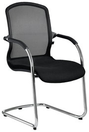 Moderner Besucherstuhl mit schwarzem Netzrücken und verchromtem Gestell, seitliche Perspektive