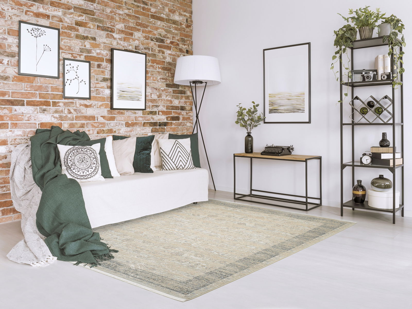 Designer Teppich in einem modernen Wohnzimmer mit Backsteinwand, Sofa und Pflanzen, aus der Vogelperspektive betrachtet.