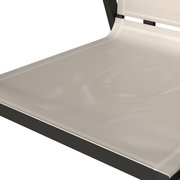 Nahaufnahme eines Gartensessels mit beigem Textilgewebe und schwarzem Rahmen, seitliche Perspektive.