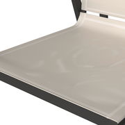 Nahaufnahme eines Gartensessels mit beigem Textilgewebe und schwarzem Rahmen, seitliche Perspektive.