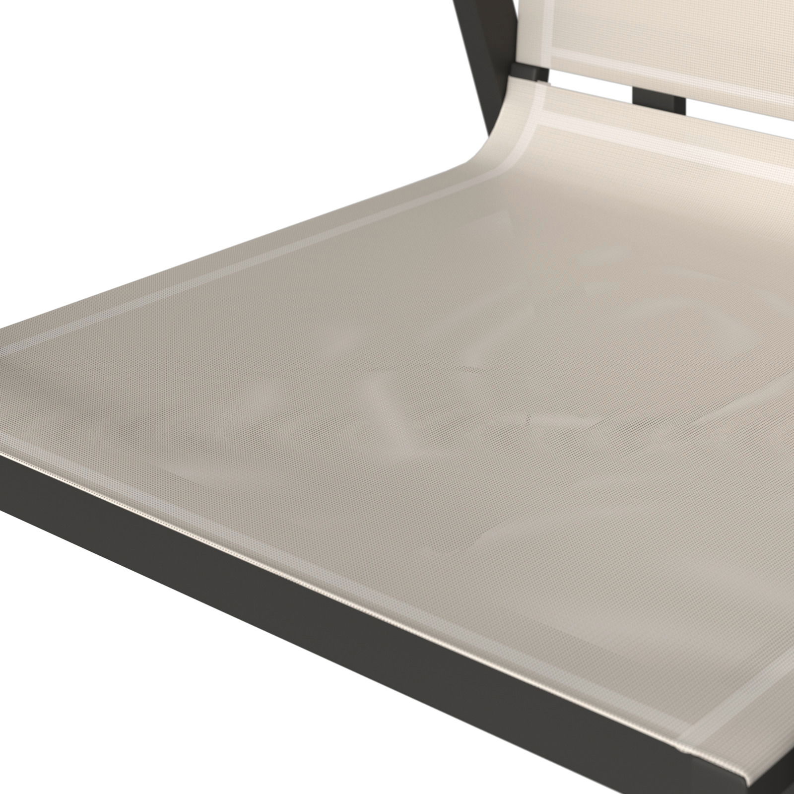 Nahaufnahme eines Gartensessels mit beigem Textilgewebe und schwarzem Rahmen, seitliche Perspektive.