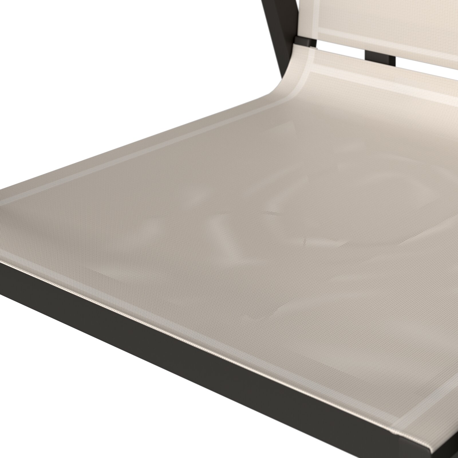 Close-up van een tuinstoel met beige stoffen bekleding en een zwart frame, gezien vanaf de zijkant.