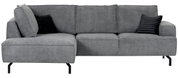 Graues Ecksofa mit Ottomane links, zwei schwarzen Kissen, frontal betrachtet.