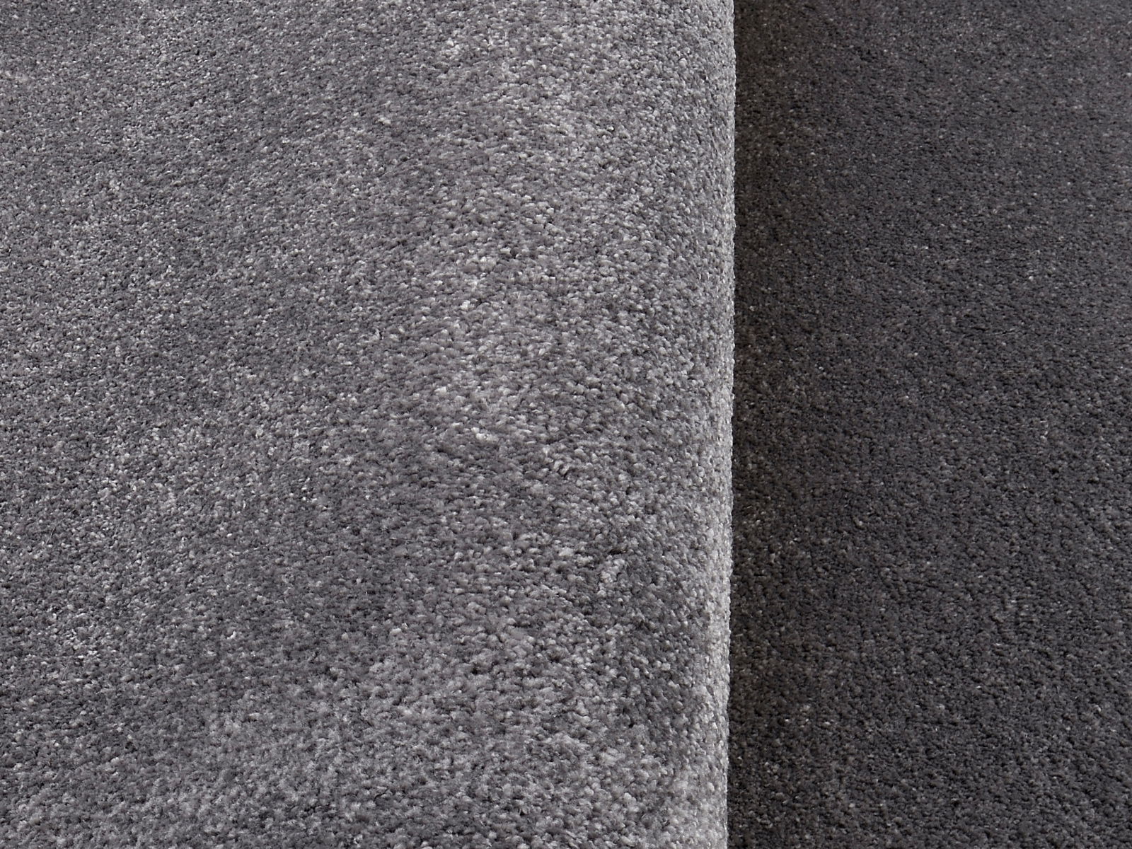 Grauer Uni-Teppich in Nahaufnahme, seitliche Perspektive