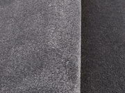 Grauer Uni-Teppich in Nahaufnahme, seitliche Perspektive