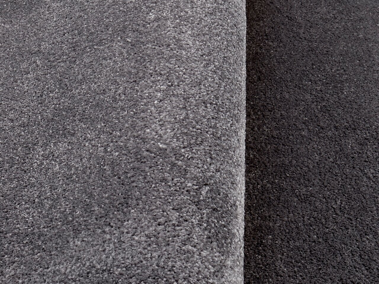 Grauer Uni-Teppich in Nahaufnahme, seitliche Perspektive