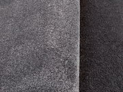 Grauer Uni-Teppich in Nahaufnahme, seitliche Perspektive