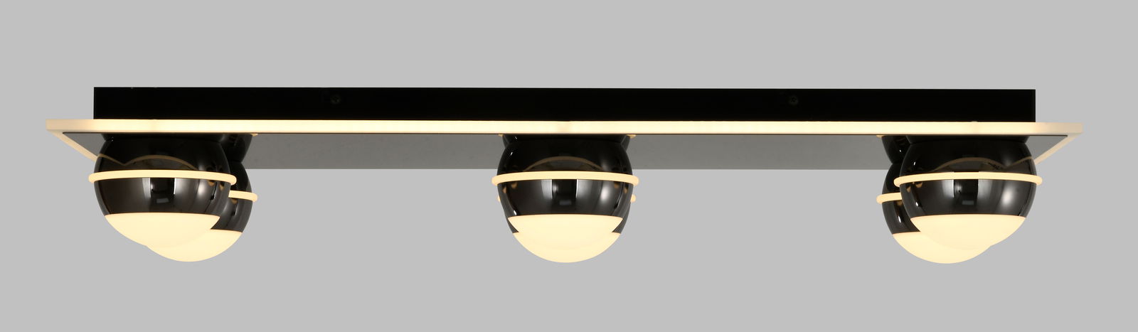 Moderne LED-Deckenleuchte mit drei kugelförmigen Leuchtkörpern, seitliche Perspektive