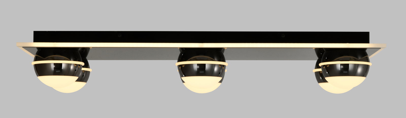 Moderne LED-Deckenleuchte mit drei kugelförmigen Leuchtkörpern, seitliche Perspektive