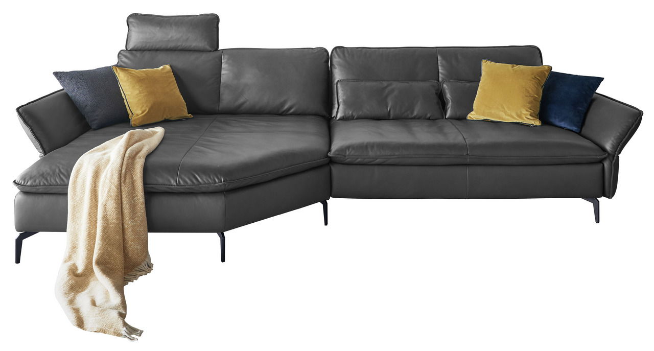 Graue Longchairkombination mit mehreren Kissen in Gelb und Blau, sowie einer beigen Decke, von vorne betrachtet.