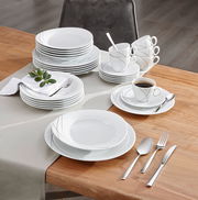 Elegantes Kombiservice Trio Highl. 30-teilig auf einem Holztisch, von oben fotografiert, mit Tellern, Tassen und Besteck in modernem Design.