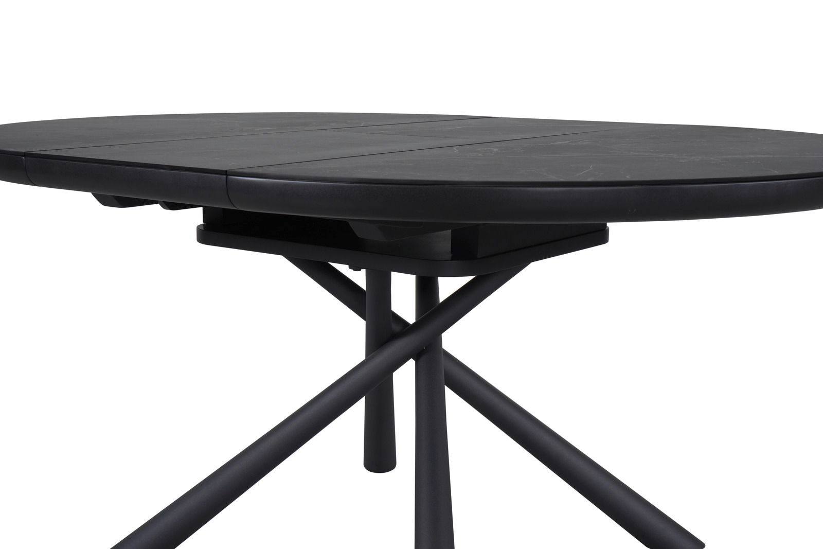 Moderner schwarzer Esstisch mit runder Tischplatte und gekreuzten Beinen, seitliche Perspektive