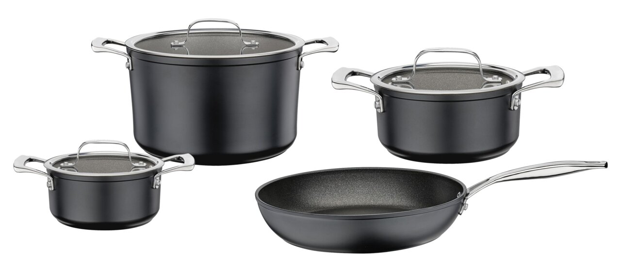 Topfset 4-tlg. in schwarzer Farbe, bestehend aus drei Töpfen mit Deckeln und einer Pfanne, seitliche Perspektive