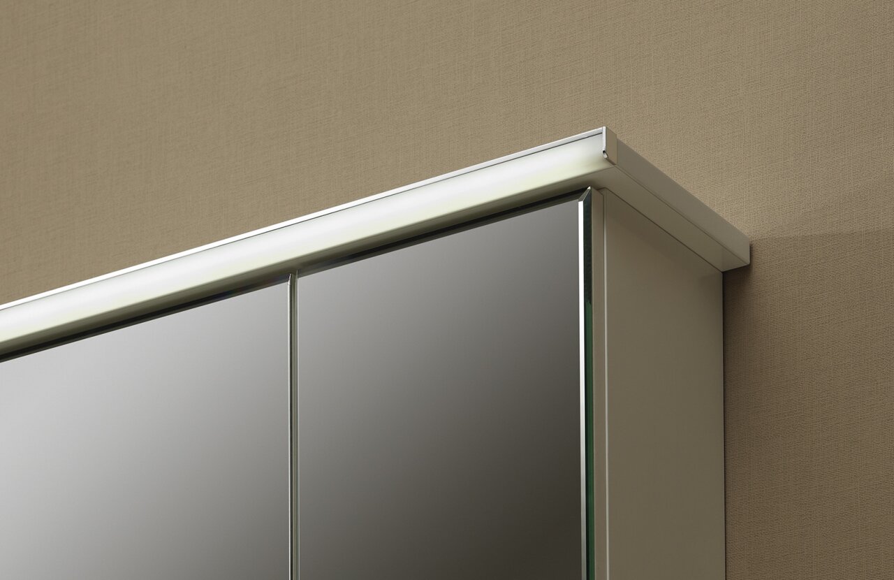 Spiegelschrank mit LED-Beleuchtung, seitliche Perspektive