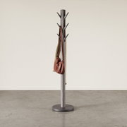 Moderner Garderobenständer aus Holz mit mehreren Haken, frontal abgebildet, mit einer Tasche und einem Schal behängt.