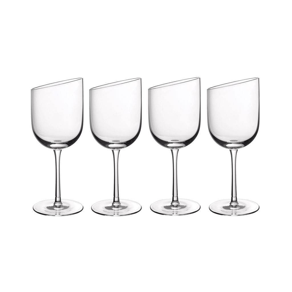 Vier elegante Rotweinkelche mit schrägem Rand, frontal abgebildet.