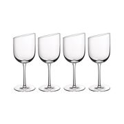 Vier elegante Rotweinkelche mit schrägem Rand, frontal abgebildet.