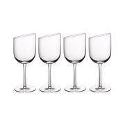 Vier elegante Rotweinkelche mit schrägem Rand, frontal abgebildet.
