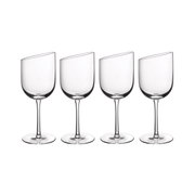 Vier elegante Rotweinkelche mit schrägem Rand, frontal abgebildet.