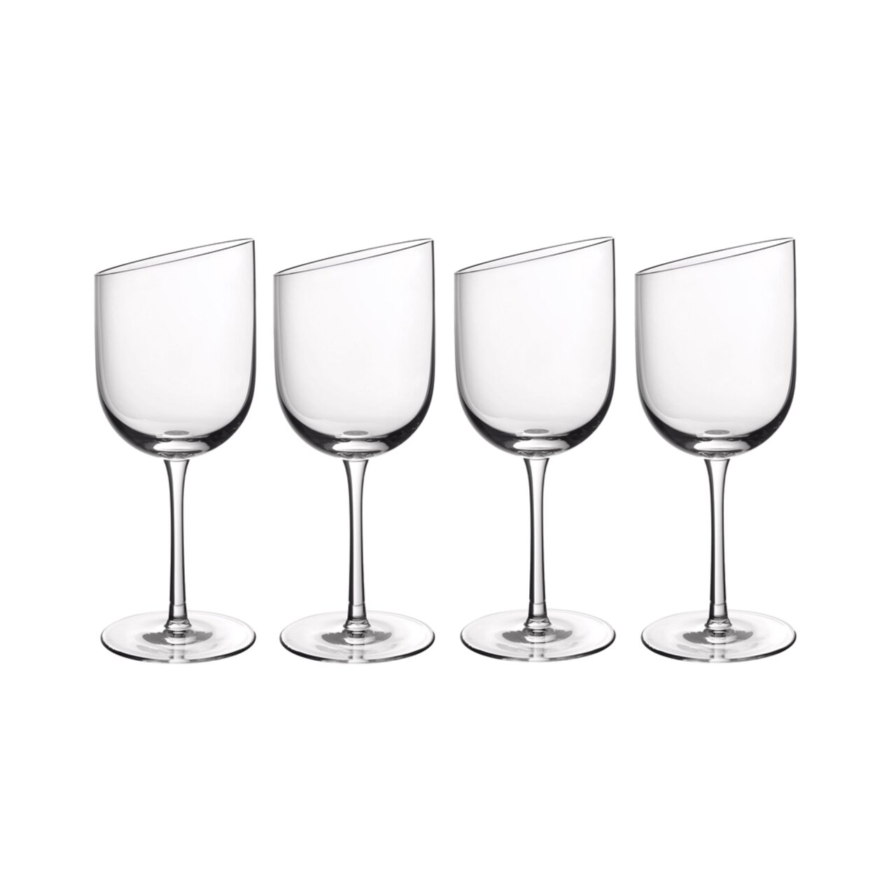 Vier elegante Rotweinkelche mit schrägem Rand, frontal abgebildet.