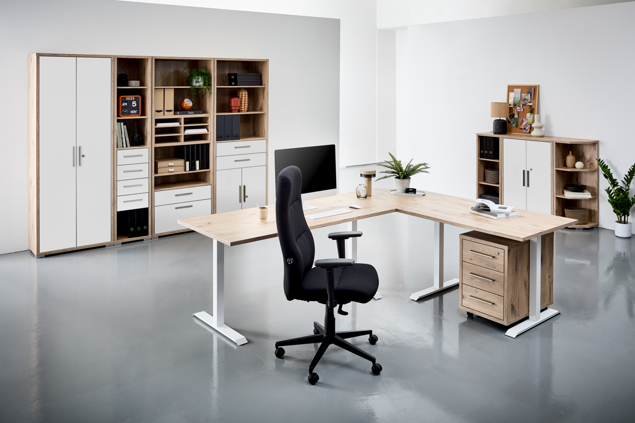 Moderner Drehstuhl in einem stilvollen Büro, seitliche Perspektive