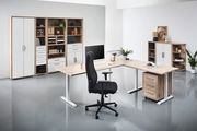 Moderner Drehstuhl in einem stilvollen Büro, seitliche Perspektive
