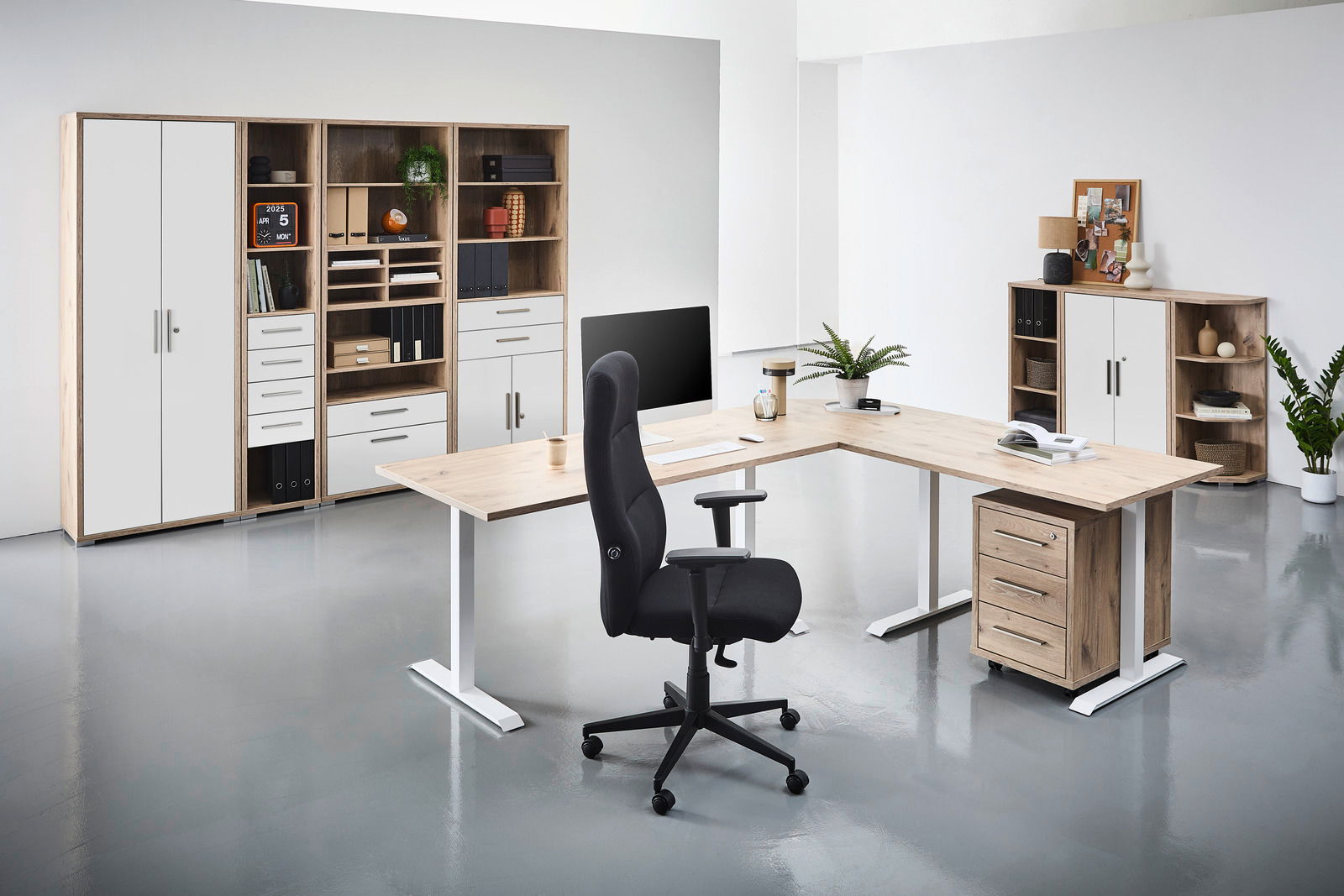 Moderner Drehstuhl in einem stilvollen Büro, seitliche Perspektive