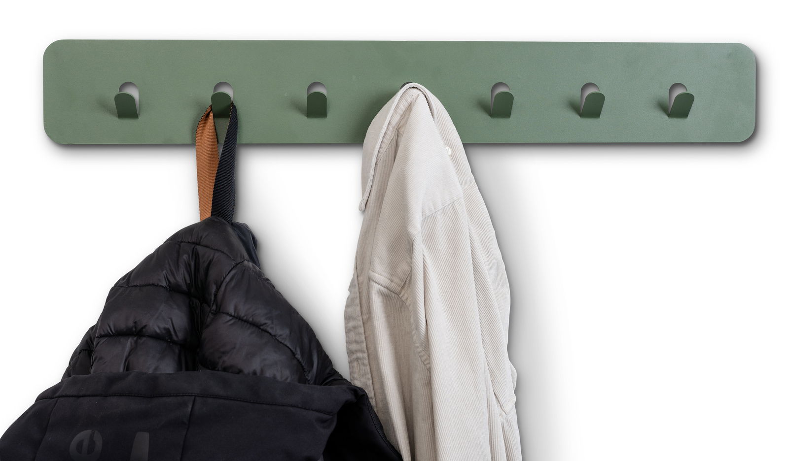 Grüne Garderobenleiste mit sechs Haken, frontal fotografiert, mit zwei aufgehängten Jacken.